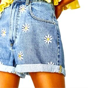 Zara Embroidered Daisy Mom Shorts